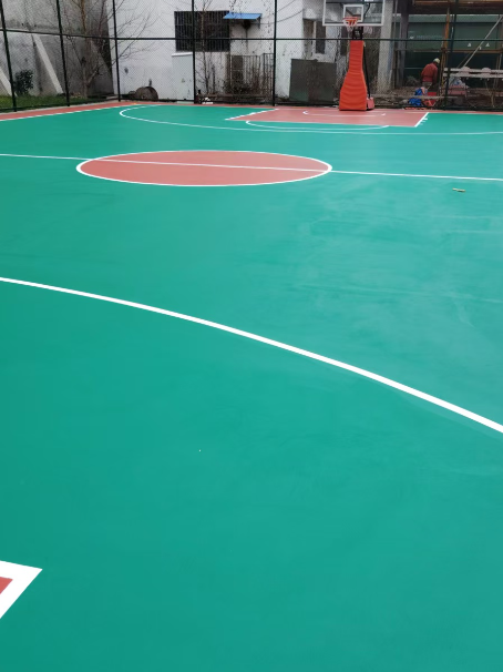 海港 球场长期使用易出现地面开裂